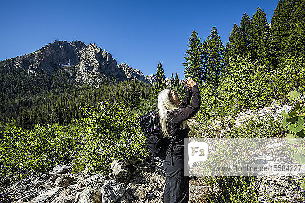 Frau fotografiert die Sawtooth Mountains in Stanley  Idaho  USA