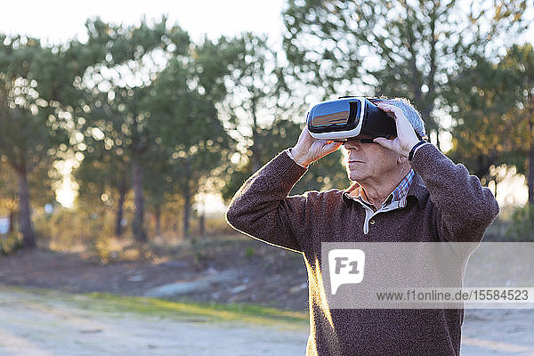 Älterer Mann trägt Virtual-Reality-Simulator im Freien