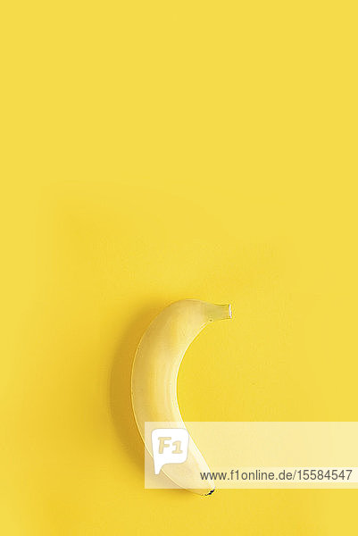 Banane auf gelber Oberfläche