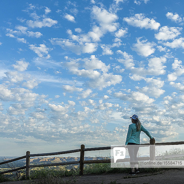 Rückansicht einer reifen Frau am Zaun unter Wolken in Boise  Idaho  USA
