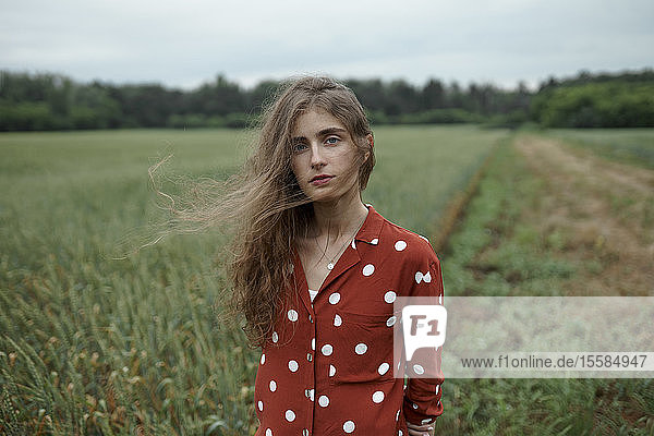 Frau mit rotem Polka-Dot-Hemd in einem Weizenfeld