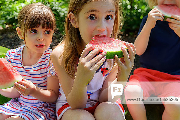Kinder essen Wassermelone