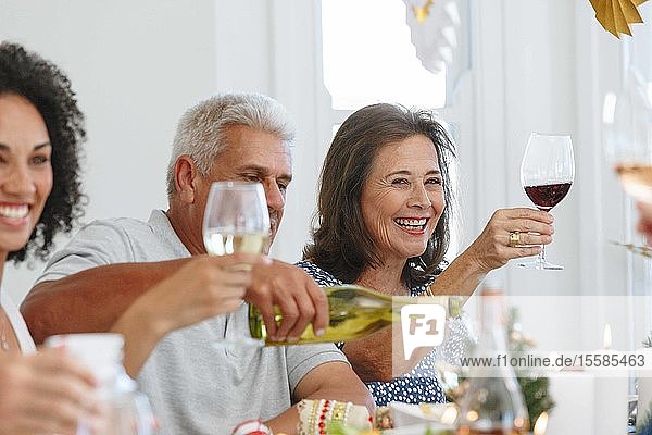 Familie stößt zu Hause auf Wein an