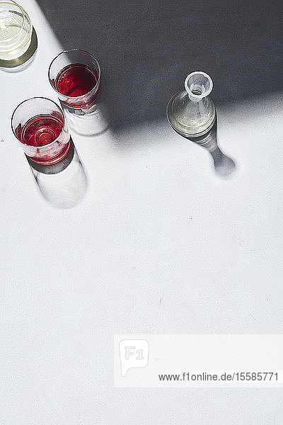Hochkarätiges Stilleben mit Rotwein- und Weißweingläsern auf weißem Tisch  Draufsicht