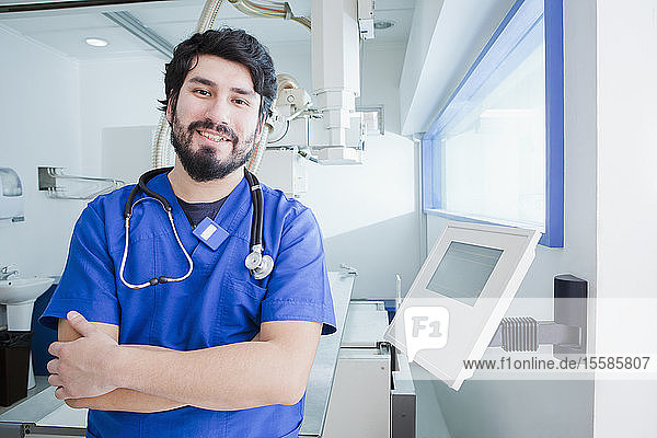 Junger männlicher Radiologe in der radiologischen Abteilung Porträt