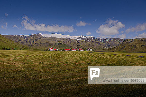 Landschaft mit entfernter HÃ?userzeile und Eiskappe  EyjafjallajÃ¶kull  Island