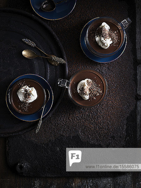 Rustikales Low-Key-Stillleben mit Kaffee  Trüffeltassen aus Schokolade auf dem Tisch  Draufsicht