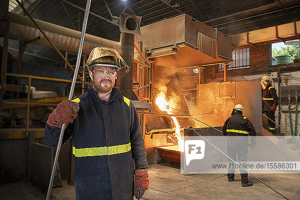 Porträt eines Metallarbeiters in einer Titan-Recyclinganlage