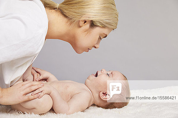 Mutter beruhigt sanft weinendes Baby Junge