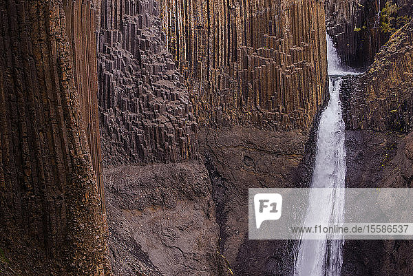 Detail einer Felsformation und eines Wasserfalls  Hofn  Austur-Skaftafellssysla  Island