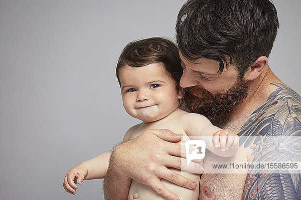 Vater umarmt Baby