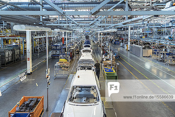 Arbeiter am Fließband in der Autofabrik