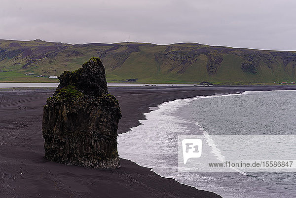 Küstenlandschaft mit Felsformation am Strand Reynisdrangar Vik Island