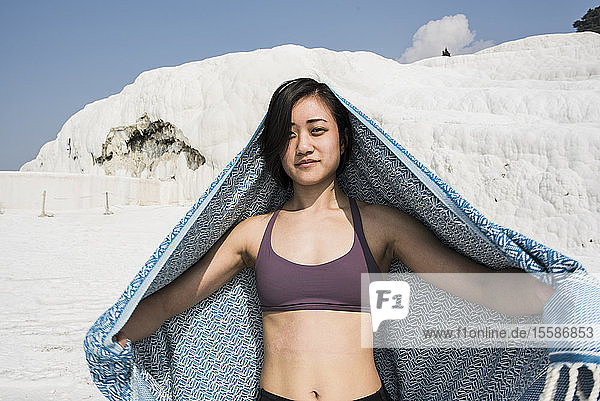 Frau genießt Baumwollschloss  Pamukkale  Denizli  Türkei