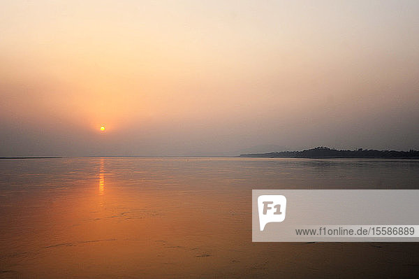 Sonnenuntergang über den riesigen Gewässern des mächtigen Brahmaputra  Assam  Indien