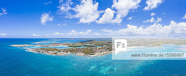 Luftaufnahme per Drohne von Long Bay  Devil's Bridge und The Verandah Resort  Antigua  Antigua und Barbuda  Leeward Islands  Westindien  Karibik