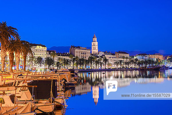 Hafen von Split mit der Kathedrale des Heiligen Domnius in der Abenddämmerung  Split  Dalmatinische Küste  Kroatien