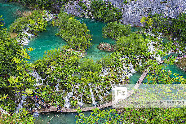 Luftaufnahme der Uferpromenade im Nationalpark Plitvicer Seen  UNESCO-Weltkulturerbe  Kroatien