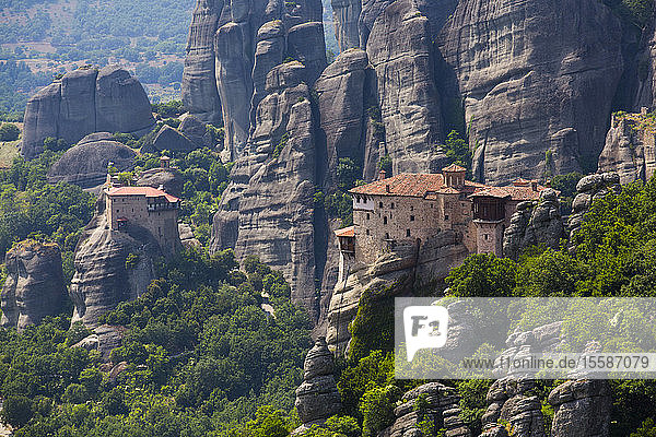 Heiliges Kloster von Rousanou im Vordergrund  Meteora  UNESCO-Weltkulturerbe  Thessalien  Griechenland