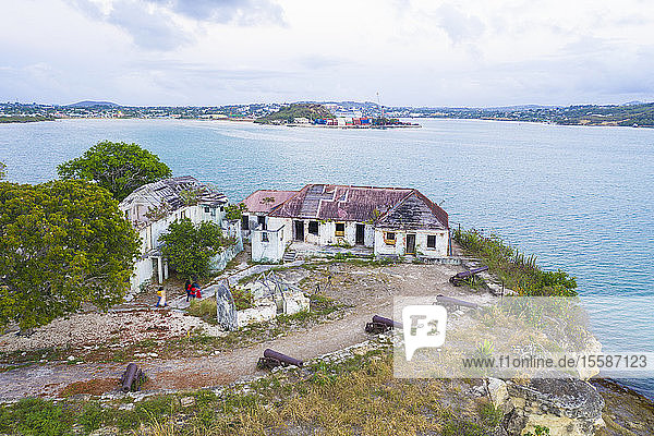 Luftaufnahme der Ruinen von Gebäuden in Fort James  St. John's  Antigua und Barbuda  Leeward-Inseln  Westindien  Karibik