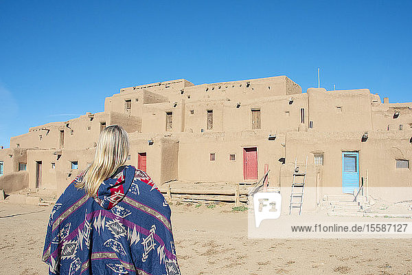 Frau vor dem Taos Pueblo  UNESCO-Weltkulturerbe  Taos  New Mexico  Vereinigte Staaten von Amerika