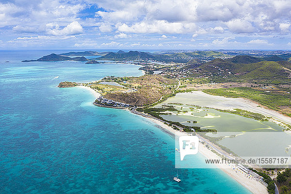 Luftaufnahme per Drohne von Darkwood Beach und tropischer Lagune  Antigua  Leeward-Inseln  Westindien  Karibik
