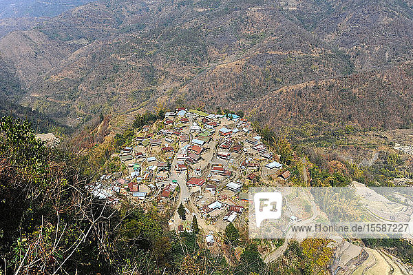 Blick über die Hänge der Naga-Hügel und das kleine Naga-Dorf  Bezirk Phek  Nagaland  Indien