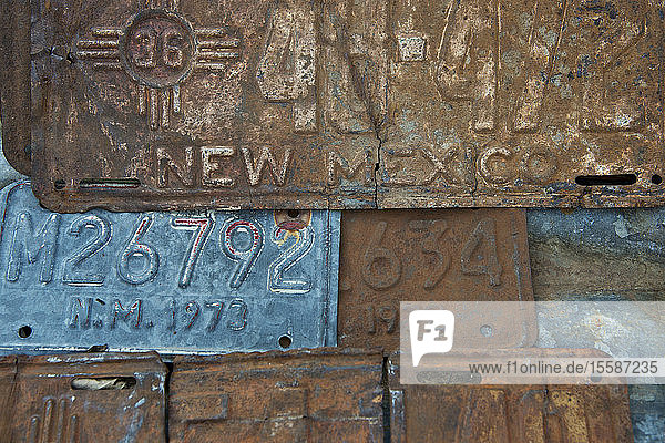 Alte Nummernschilder in Embudo  Tankstellenmuseum  Embudo  New Mexico  Vereinigte Staaten von Amerika