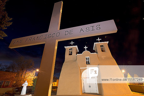 Die historische Lehmziegelkirche San Francisco de Asis in Taos in der Dämmerung  Taos  New Mexico  Vereinigte Staaten von Amerika
