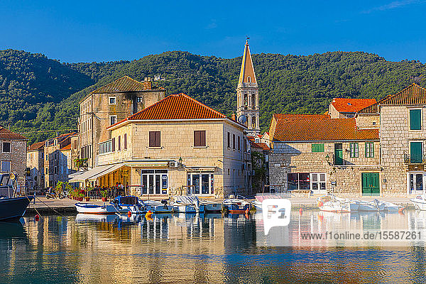 Hafen von Stari Grad  Hvar  Dalmatinische Küste  Kroatien