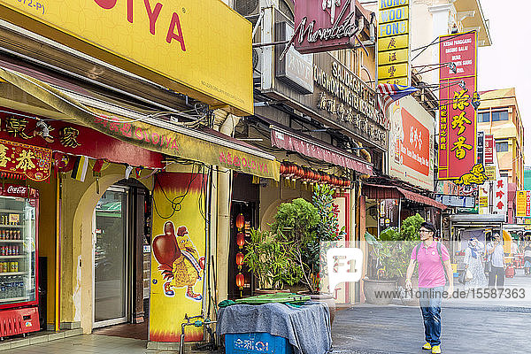 Eine Straßenszene in Chinatown in Kuala Lumpur  Malaysia  Südostasien