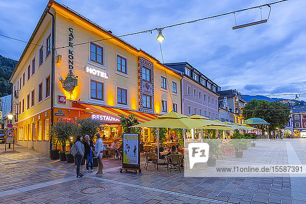 Blick auf das Restaurant am Hauptplatz in der Abenddämmerung  Stadt Schladming  Steiermark  Österreich  Tirol  Österreich