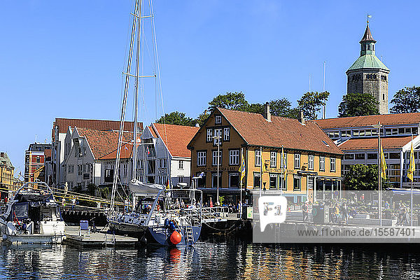 Vagen Innenhafen  Yacht  Wasserfront  blauer Himmel im Sommer  Stavanger  Rogaland  Norwegen  Skandinavien