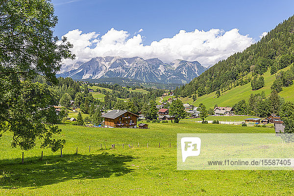 Panoramablick auf Berge und Wiesen bei Untertal  Schladming  Steiermark  Österreich  Tirol  Österreich