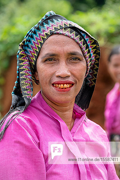 Eine Manggarai-Frau isst eine Betelnuss  die eine Rötung der Zunge und der Zähne verursacht  West-Flores  Indonesien  Südostasien