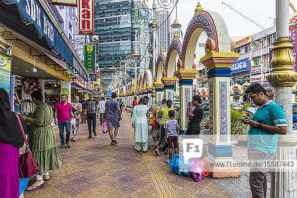 Bunte Straßenszene in Little India in Kuala Lumpur  Malaysia  Südostasien