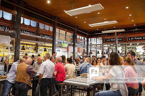 Innenraum des Mercado San Miguel  Madrid  Spanien