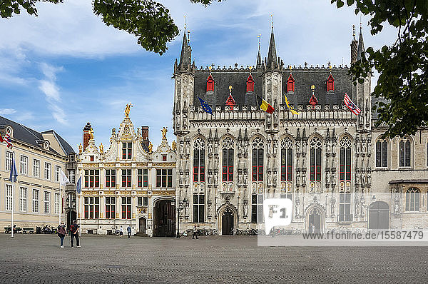 Das Stadhuis (Rathaus) aus dem 14. Jahrhundert  Nationalflaggen  Burgplatz  Brügge  UNESCO-Welterbe  Westflandern  Belgien