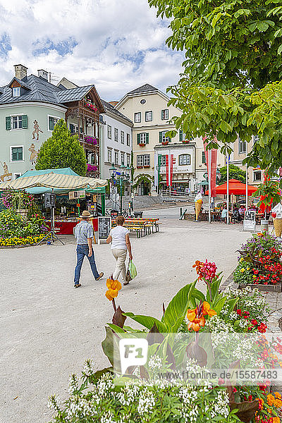 Blick auf bunte Gebäude und Blumen in Bad Aussie  Steiermark  Österreich