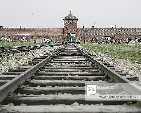 Eisenbahngleise  die zum Konzentrationslager Birkenau führen  UNESCO-Welterbe  Auschwitz  Polen