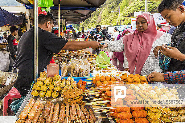 Stand mit frittierten Lebensmitteln auf dem Kea Farm Markt in den Cameron Highlands  Brinchang  Pahang  Malaysia  Südostasien