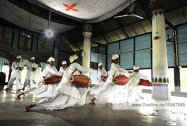 Bhokots (Mönche)  die den Sattriya Nritya  den Gebetstanz des Klosters  auf der Insel Majuli  Assam  Indien  aufführen