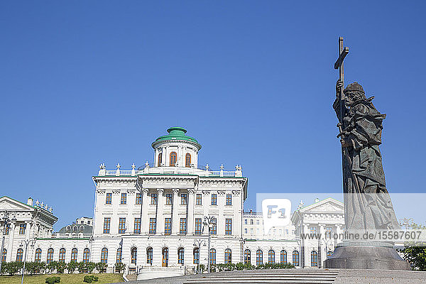 Statue  Pamyatnik Knyazyu Vladimiru  im Hintergrund das Pashkov-Haus  Moskau  Russland