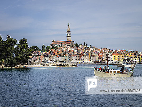 Ausflugsboot verlässt den Hafen  Rovinj  Istrien  Kroatien