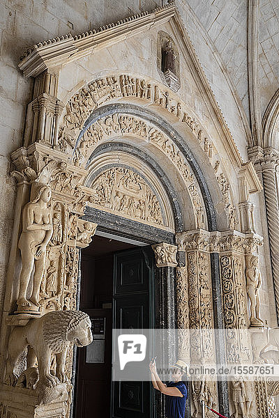 Steinmetzarbeiten vor der Kathedrale des Heiligen Laurentius  Trogir  UNESCO-Weltkulturerbe  Kroatien
