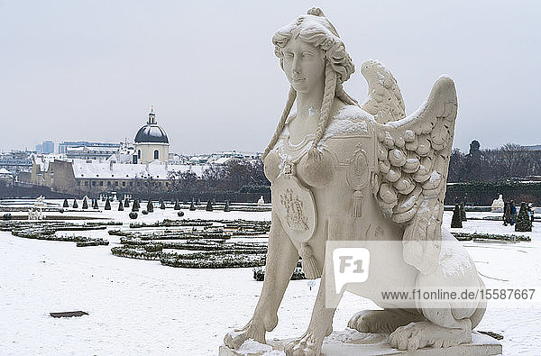 Mythologische Statue im schneebedeckten Belvedere Garten  Gärten des Schlosses  das ein Kunstmuseum beherbergt  Wien  Österreich