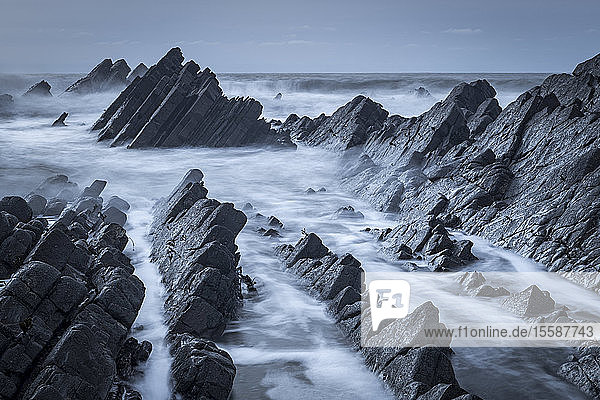 Dramatische Felsen im Winter an der Küste von North Devon  Devon  England  Vereinigtes Königreich