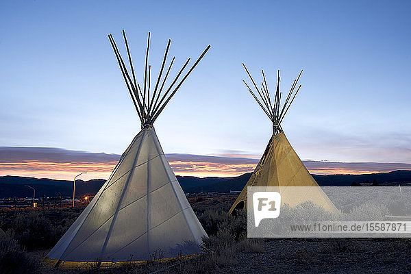 Teepees (Tipis) bei Sonnenuntergang in Taos  New Mexico  Vereinigte Staaten von Amerika  Nordamerika