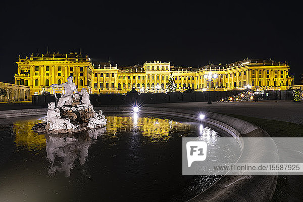 Marmorstatuen des Najadenbrunnens vor dem beleuchteten Schloss Schonbrunn  UNESCO-Weltkulturerbe  Wien  Österreich