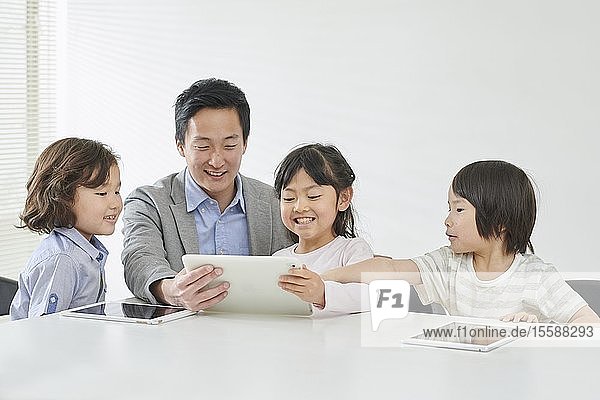 Japanische Grundschulkinder mit Lehrer